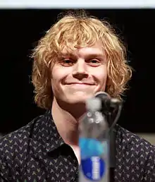 Evan Peters dans le rôle de Peter Maximoff / Vif-Argent