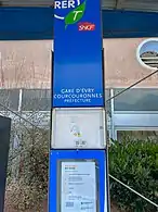 « Gare d'Évry Courcouronnes Préfecture », à l'entrée Parking Sabatier, en 2020.