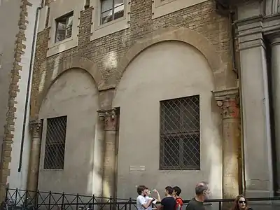 Colonnes avec chapiteaux.