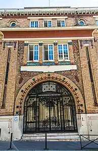Vue de l'entrée du bâtiment précédent, qui a aussi été un centre des impôts.