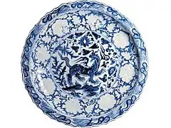 Plat au « baizi », fours de Jingdhezen (Chine), porcelaine dure, milieu du XIVe&nbsp;siècle (dynastie Yuan).