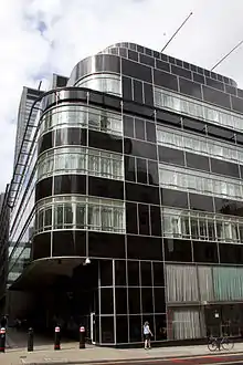 Façade art déco d'un immeuble de bureaux.