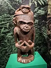 Fétiche contenant mi-homme mi-singe.
