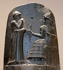 Le roi Hammurabi de Babylone face au dieu Shamash, détail de la stèle du Code de Hammurabi.