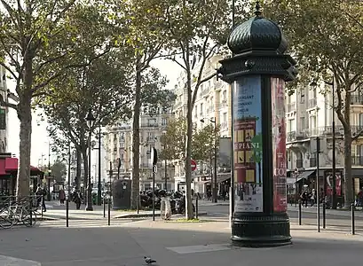 Colonne Morris à proximité de la gare de Lyon.