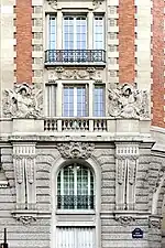 No&nbsp;2 : détail de la façade.