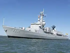  navire de couleur blanche naviguant sur la mer