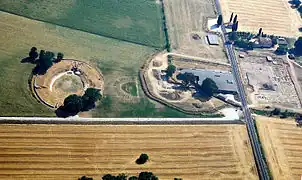 Vue aérienne (2003) : l'amphithéâtre est à gauche.