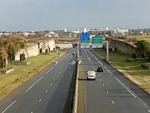 photographie d'une route deux fois deux voies prise d'un pont