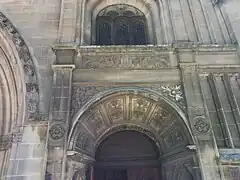 Détails sur le pied de la tour sud