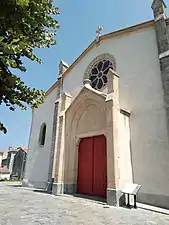 Portail de l'église Saints-Julien-et-Basilisse située au centre du village circulaire.