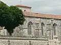 La façade sud de l'église de Tonnay-Charente vue depuis le fleuve.
