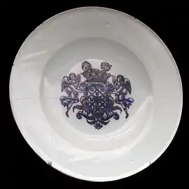 Assiette à écusson, Grasse, musée d'art et d'histoire de Provence.