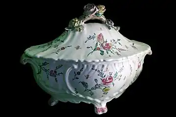 Grande terrine sur pieds.