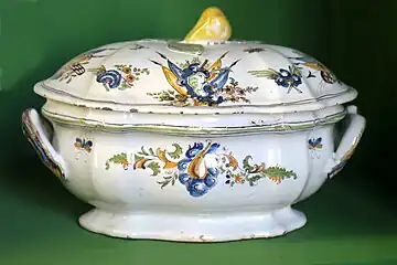 Terrine, décor aux drapeaux, fabrique Fouque.