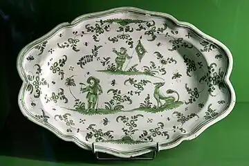 Plat oblong en camaïeu vert à grotesques.