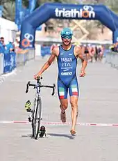 Photo en couleur d'un triathlètes pendant une transition