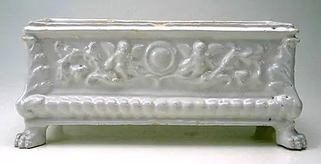 Petite urne avec putti ailés et ornés en relief, Faenza, seconde moitié du XVIe&nbsp;siècle.