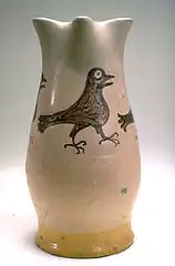 Chope peinte d'un oiseau, Faenza, XIVe&nbsp;siècle.