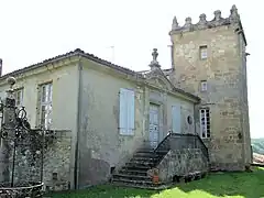 Logis abbatial et tour probablement du XVe&nbsp;siècle.