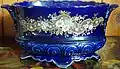 Faïence de Langeais. Jardinière bleue à décor doré et émaux
