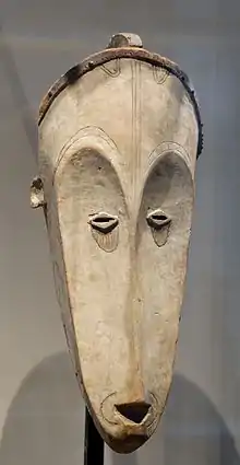 Masque fang attribué à la société du ngil. Bois peint au kaolin, 69&nbsp;×&nbsp;28&nbsp;×&nbsp;25&nbsp;cm. République gabonaise, Fin 19e-début 20e