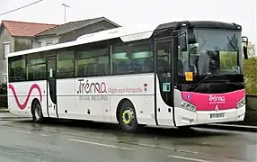 Autocar interurbain arborant les couleurs du réseau.