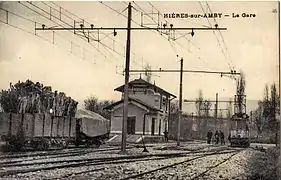 La ligne 16 était une véritable ligne de chemin de fer secondaire interurbain.On voit ici les larges installations de la gare de Hières-sur-Amby, où stationnent des wagons de marchandise, et une rame voyageur sur la droite du cliché