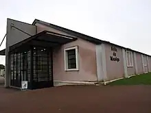 Photographie de l'entrée et du côté de la salle du Manège.