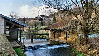 Le lavoir au fil de l'eau sur la Filaine.