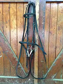 Photo d'un filet suspendu à une porte.