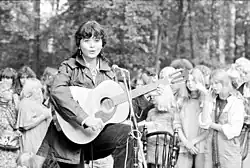 L'actrice française Maria Schneider (en haut) a refusé le rôle de Drusilla à cause de ses scènes dénudées et érotiques, et l'actrice britannique Teresa Ann Savoy (en bas) a pris sa place.