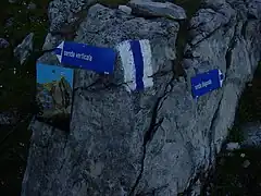 Les flèches bleues montrent la direction à prendre.