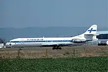 caravelle au sol, vue de profil, livrée blanche et bleue.