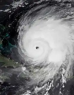 Fiona à son apex le 21 septembre à 2&nbsp;h&nbsp;55&nbsp;UTC.