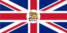 Un Union Jack, portant en son centre un emblème représentant un lion tenant une défense d'éléphant au-dessus des lettres « BSAC"