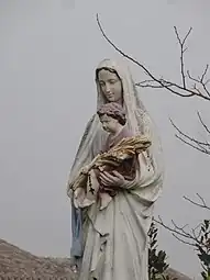 Vue rapprochée de la statue de la Vierge à l’Enfant.