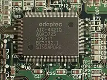 Flat-Pack 128. Composant VLSI possédant 128 connexions.