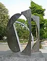 Folded Square D, sculpture de Fletcher Benton (Berliner/Kaiserstr.)