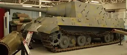 Vue de profil du Jagdtiger no&nbsp;305004. À noter le 5e roulement manquant.