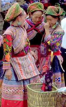 Femmes hmong fleuries au marché de Bắc Hà au Viêt Nam en 1999.