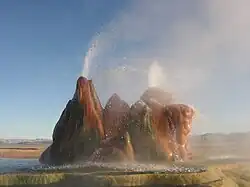 Vue de Fly Geyser en éruption.