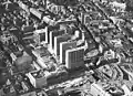 Les cinq Hötorgsskraporna en voie de complétion, tandis que les travaux se poursuivent place Sergels torg. Vers 1965.