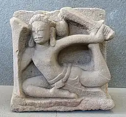 Guerrier en vol. Mỹ Sơn, tour sanctuaire C1 (?) dans le style de Trà Kiệu. H. 45&nbsp;cm. Xe&nbsp;siècle