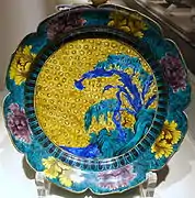 Assiette à bord festonné, décor de bananier et de saule, 1650-1660, style ko-kutani (Matsuoka Museum of Art).