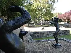 Le jardin des bronzes, œuvre de R. Auzelle à la Fondation de Coubertin.