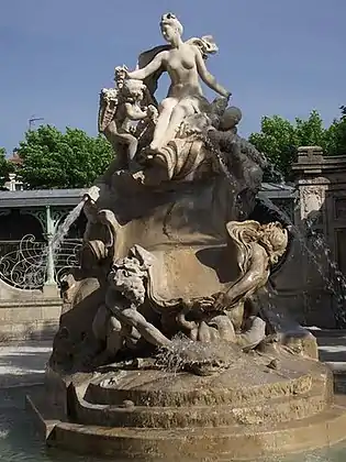 La fontaine, face Sud.