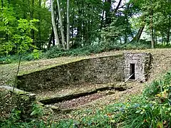 fontaine aménagée comme lavoir.