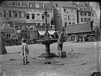 Enfants à la fontaine Montefiore du quai en 1892.