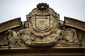 La Puissance et la Modération soutenant les armes de Paris.